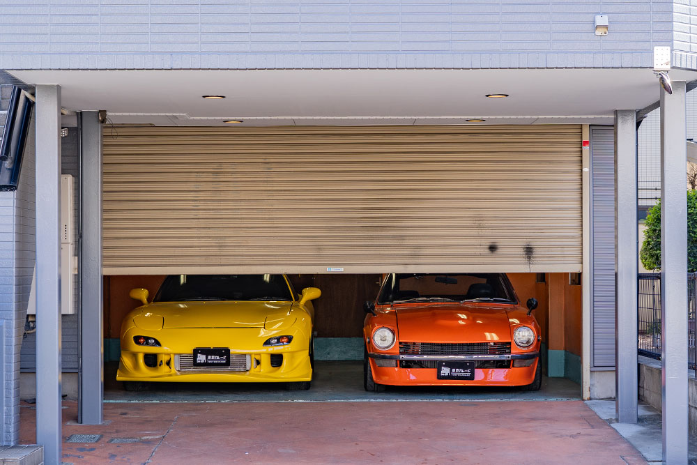 ガレージに駐車したRX-7（FD3S）＆フェアレディZ（S30）
