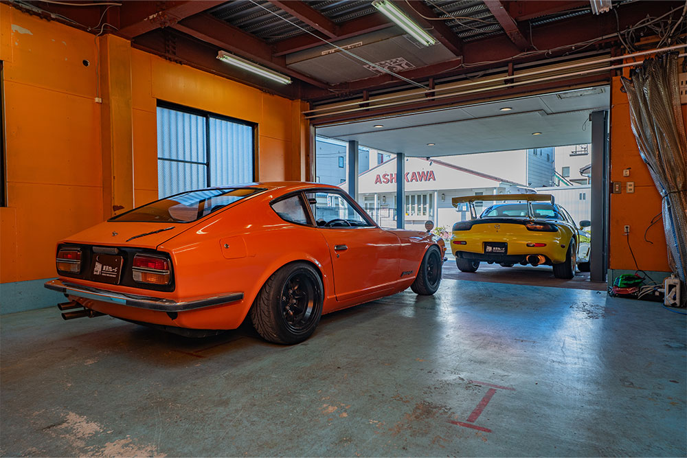 ガレージを出発するRX-7（FD3S）