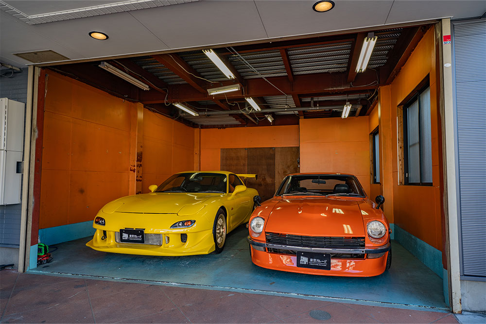 ガレージに駐車したRX-7（FD3S）＆フェアレディZ（S30）