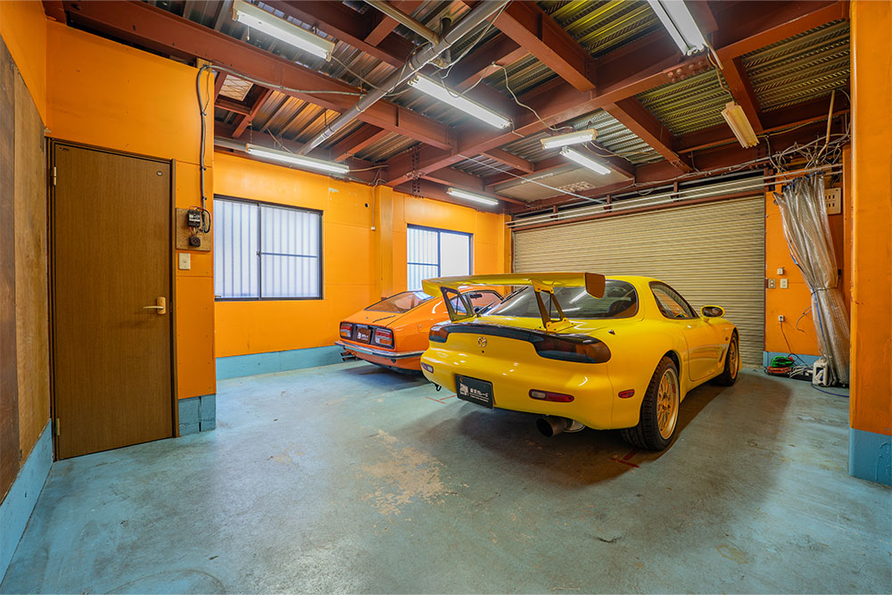 横幅は柱間で4.97m、車種により2台格納可