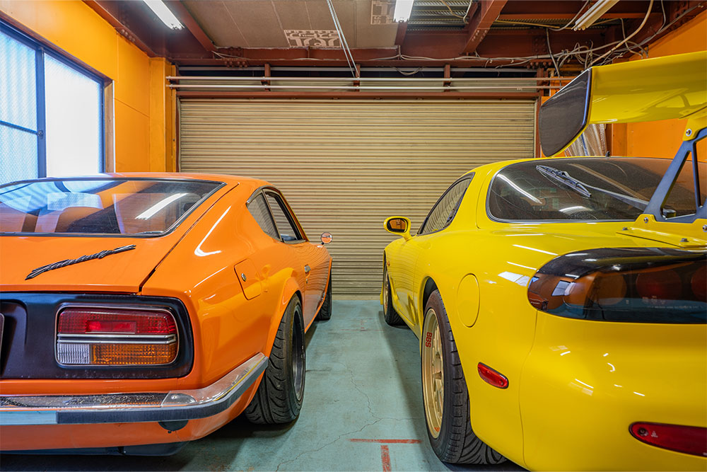 ガレージに駐車したRX-7（FD3S）＆フェアレディZ（S30）