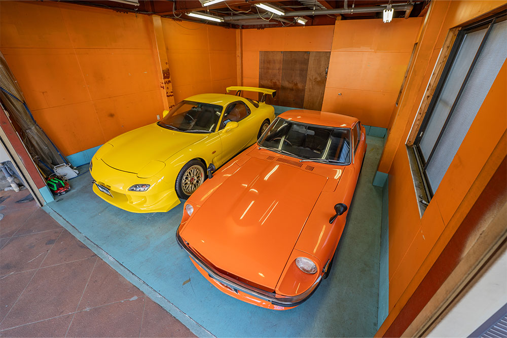 ガレージに駐車したRX-7（FD3S）＆フェアレディZ（S30）