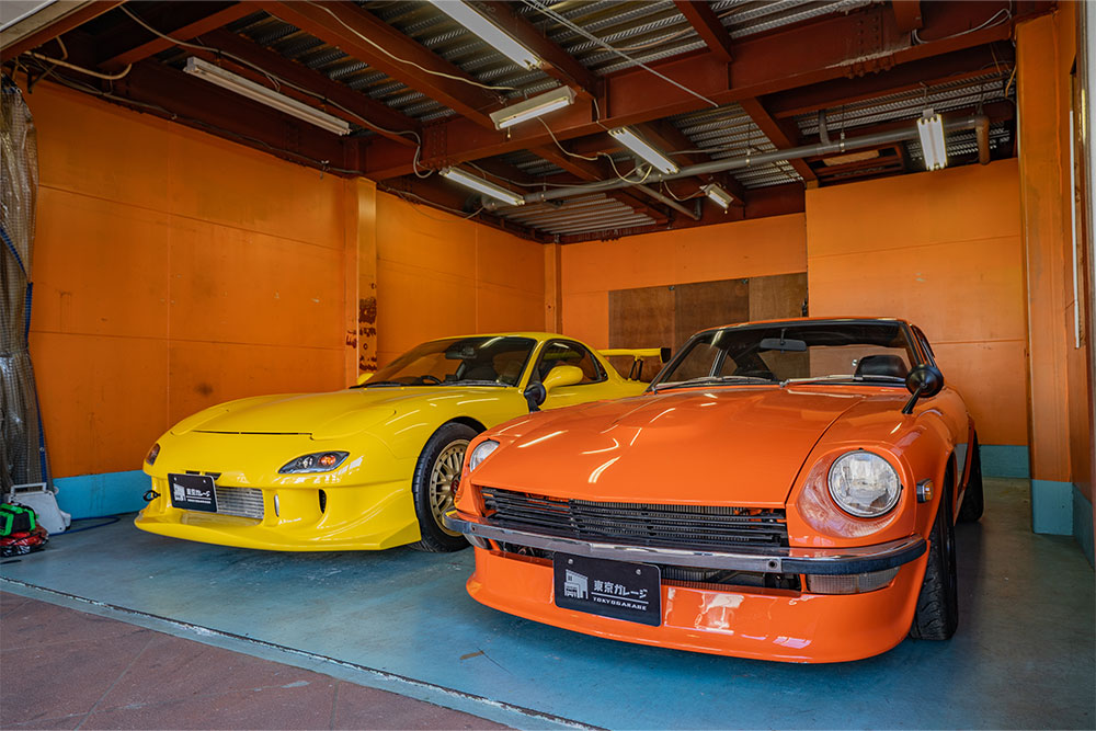 ガレージに駐車したRX-7（FD3S）＆フェアレディZ（S30）