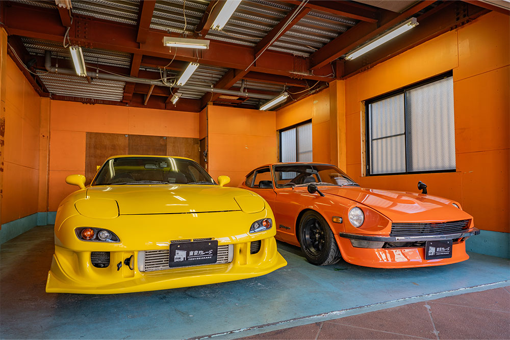 ガレージに駐車したRX-7（FD3S）＆フェアレディZ（S30）