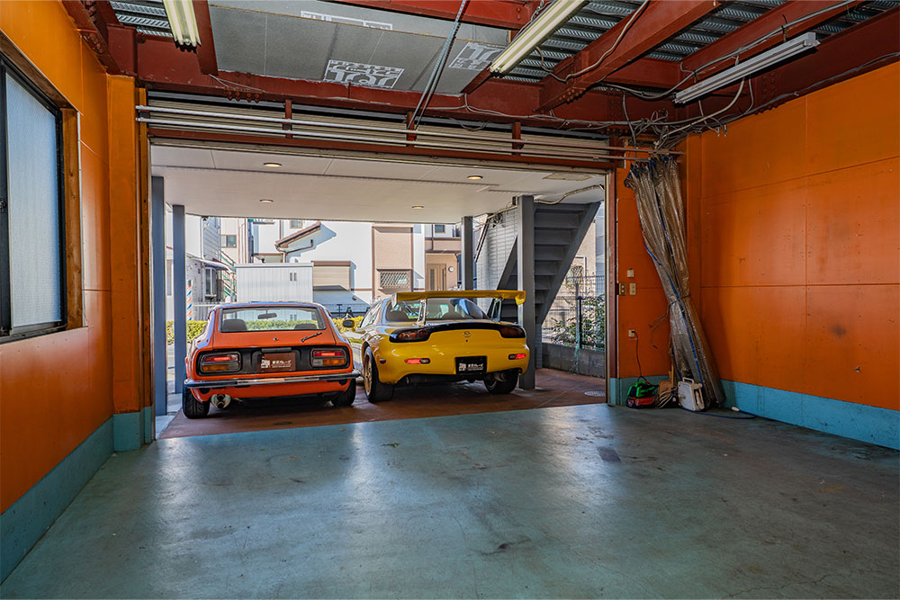 屋外スペースに駐車したRX-7（FD3S）＆フェアレディZ（S30）