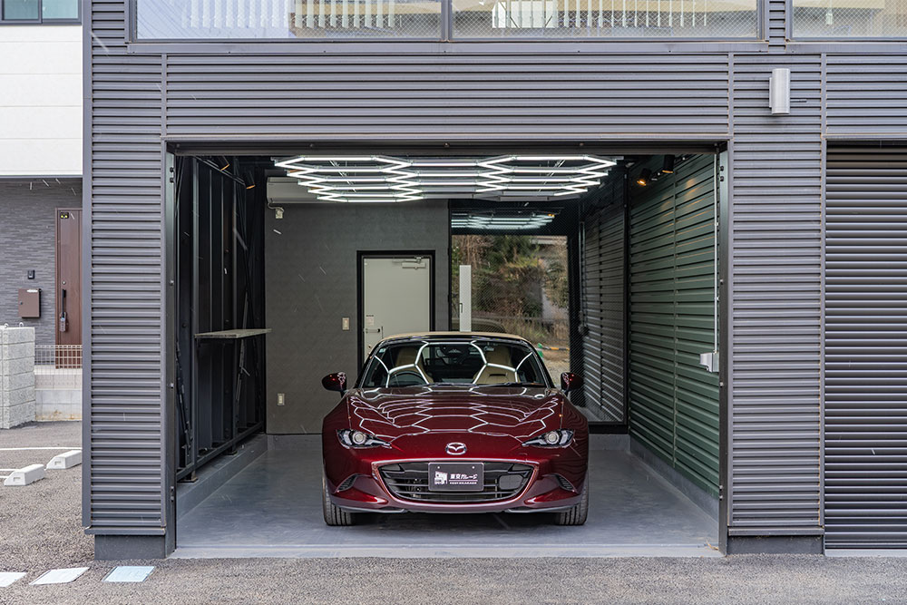 ガレージに駐車したNDロードスター