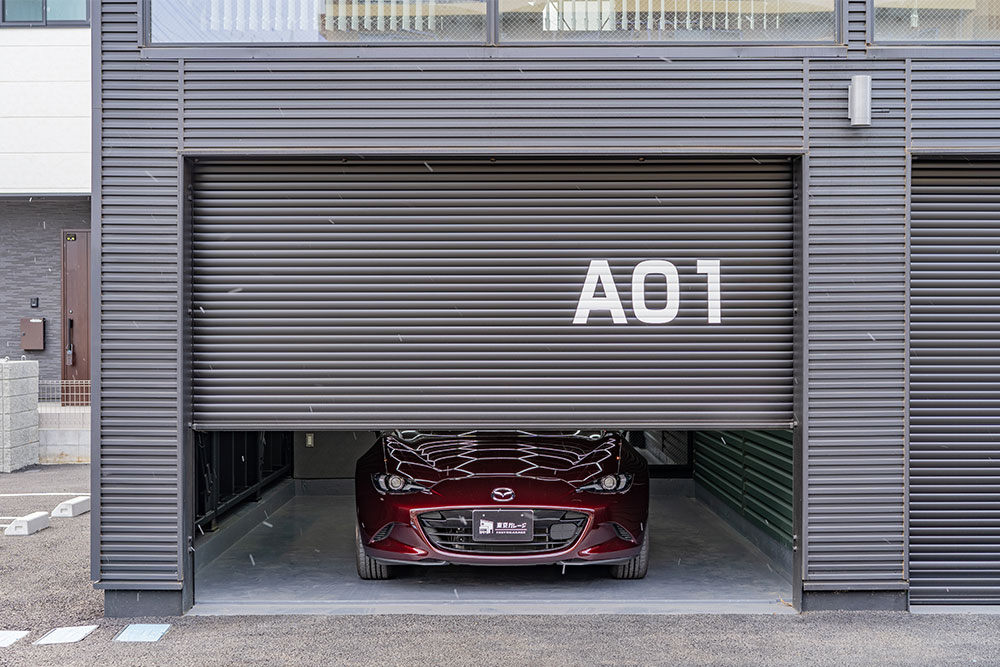 ガレージに駐車したNDロードスター