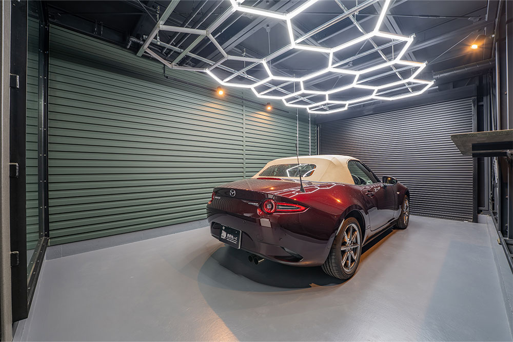 ガレージに駐車したNDロードスター