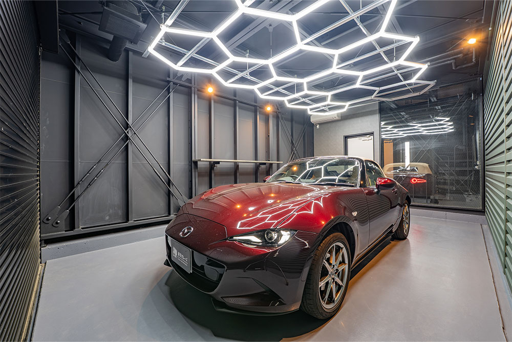 ガレージに駐車したNDロードスター