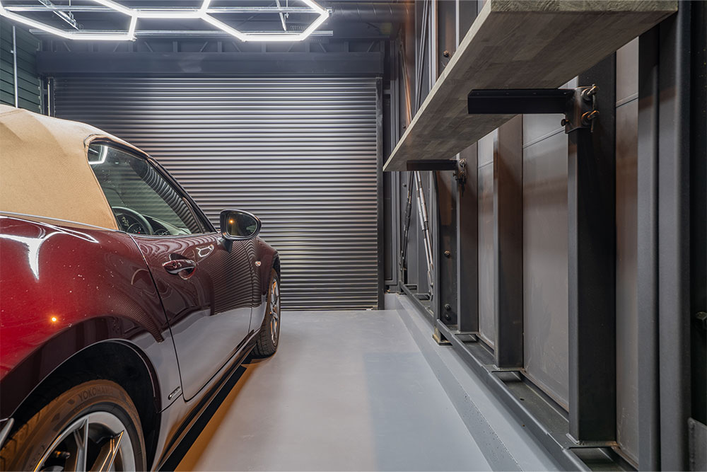 ガレージに駐車したNDロードスター