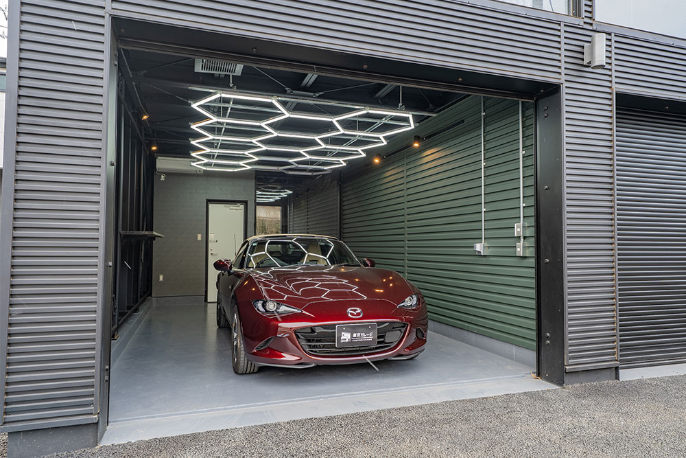 ガレージに駐車したNDロードスター