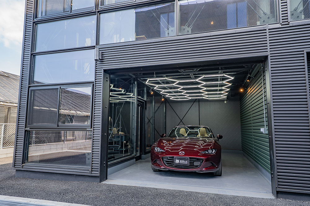 C棟のガレージに駐車したNDロードスター