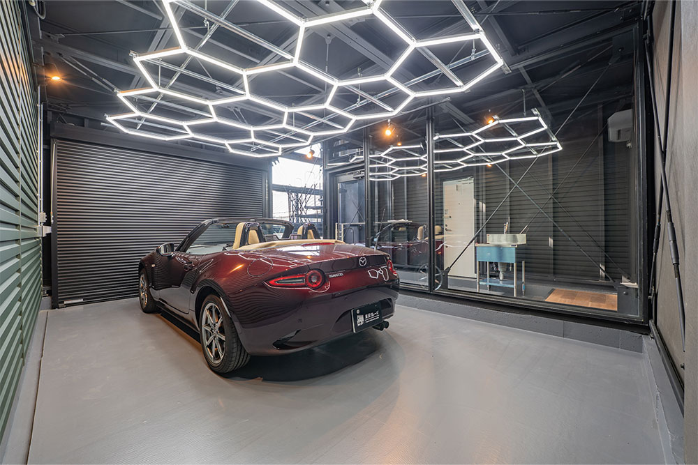 C棟のガレージに駐車したNDロードスター