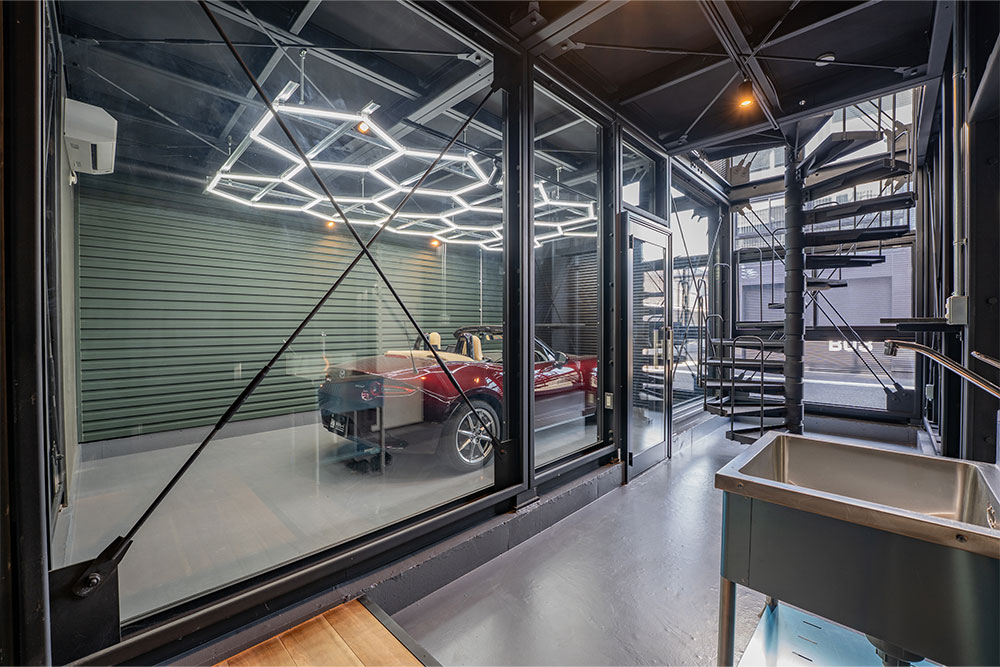 C棟のエントランスから見たガレージ