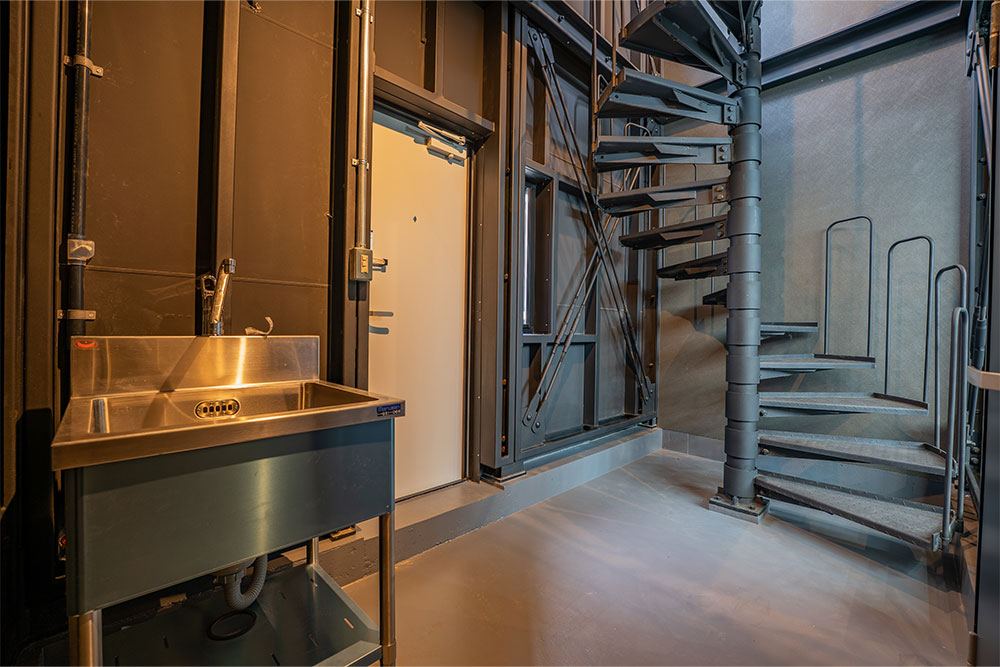 ガレージ後方のエントランス