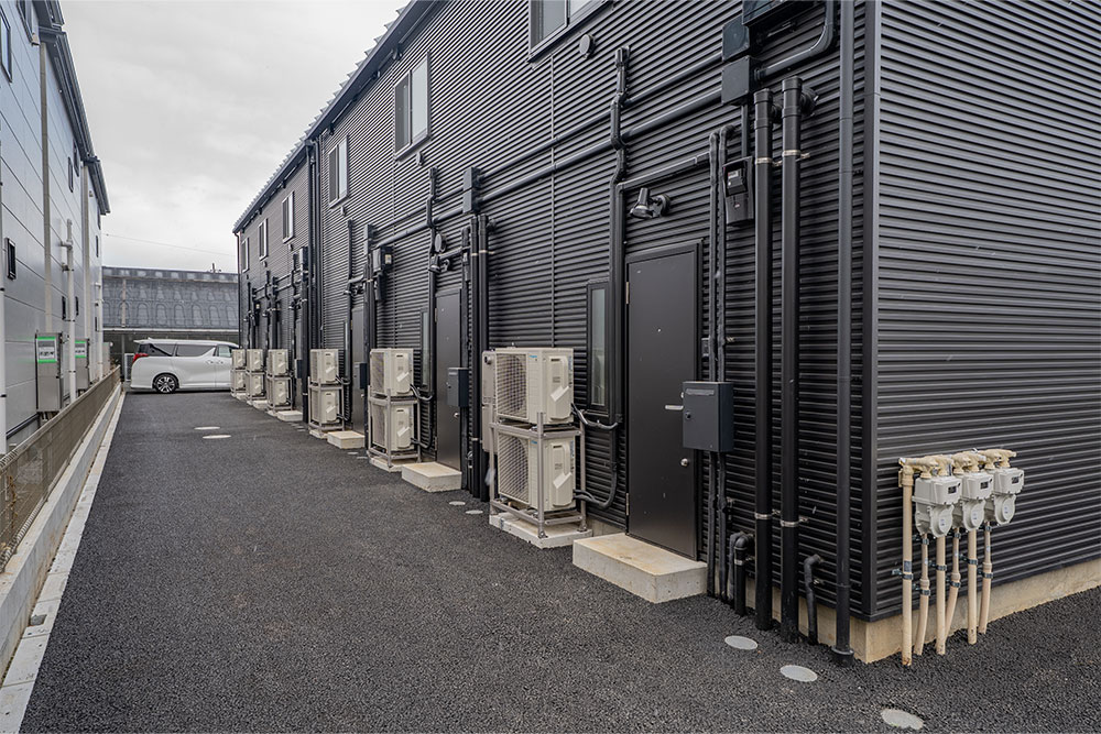 建物裏手に並ぶ玄関