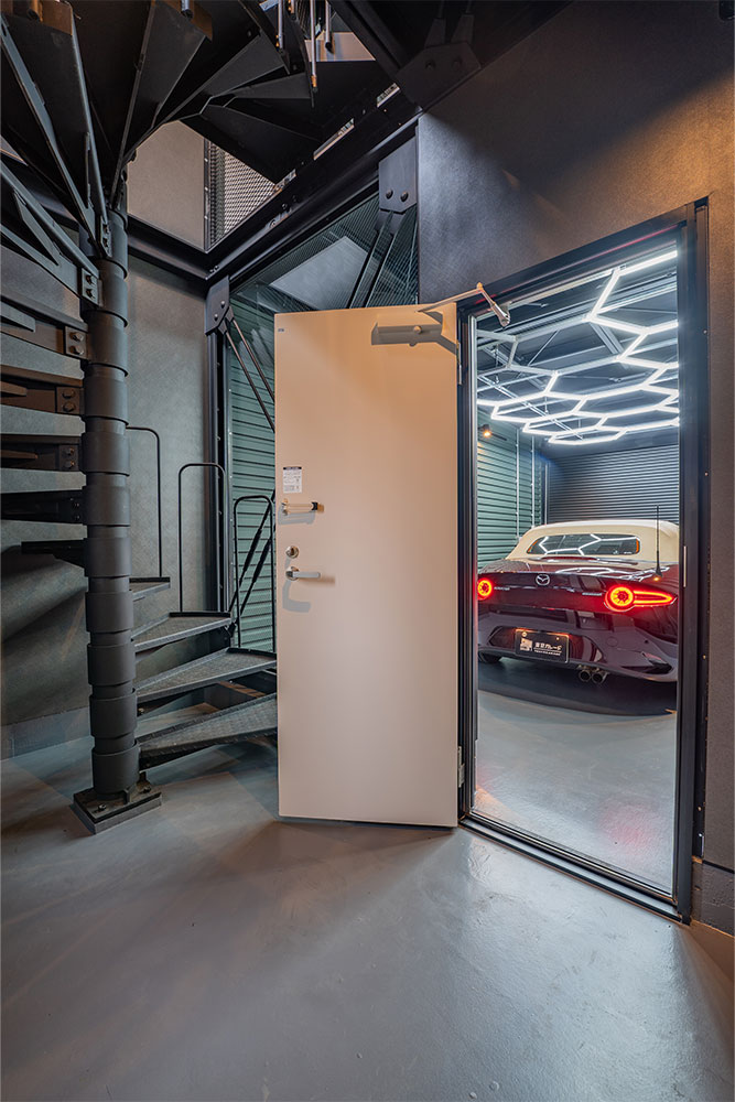 エントランスから見たガレージ