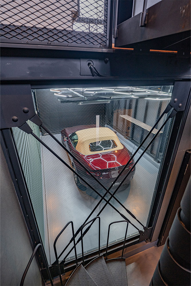 螺旋階段から見たガレージ