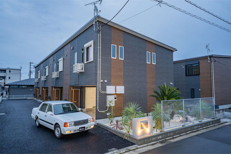 植栽で彩られた2棟8戸、塗装床仕上げの並列2台ガレージハウス｜藤沢市