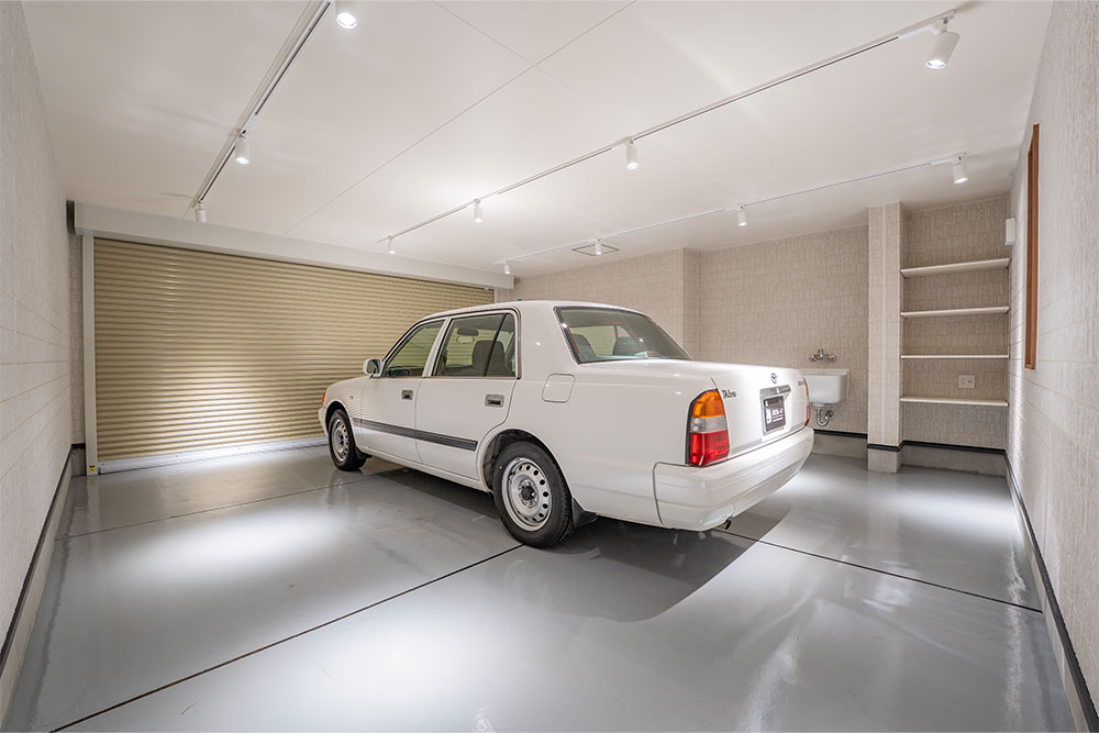 ガレージに駐車したトヨタ_コンフォート