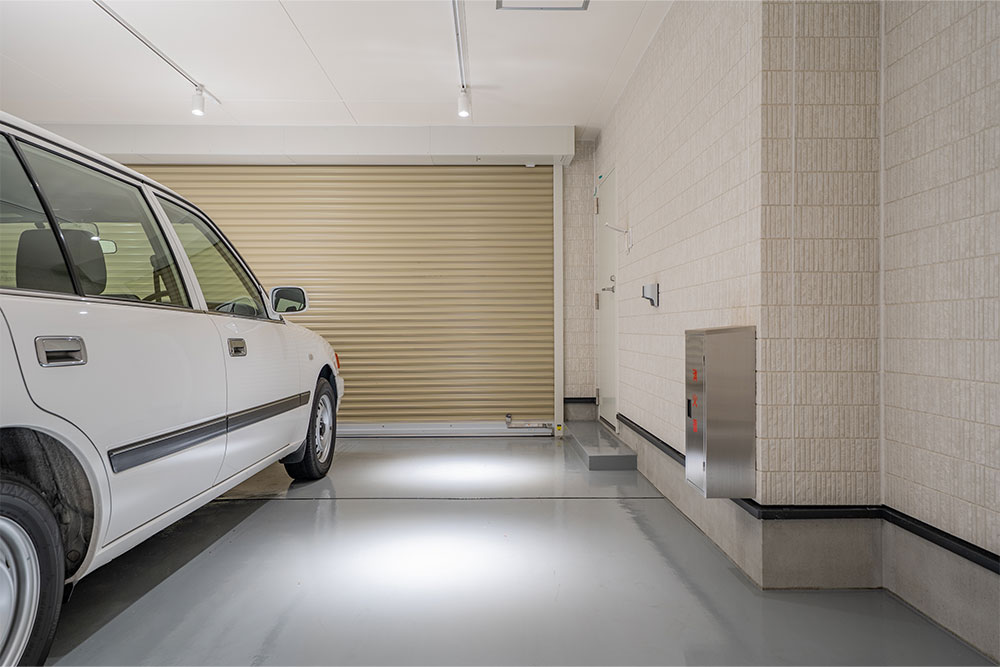 ガレージに駐車したトヨタ_コンフォート