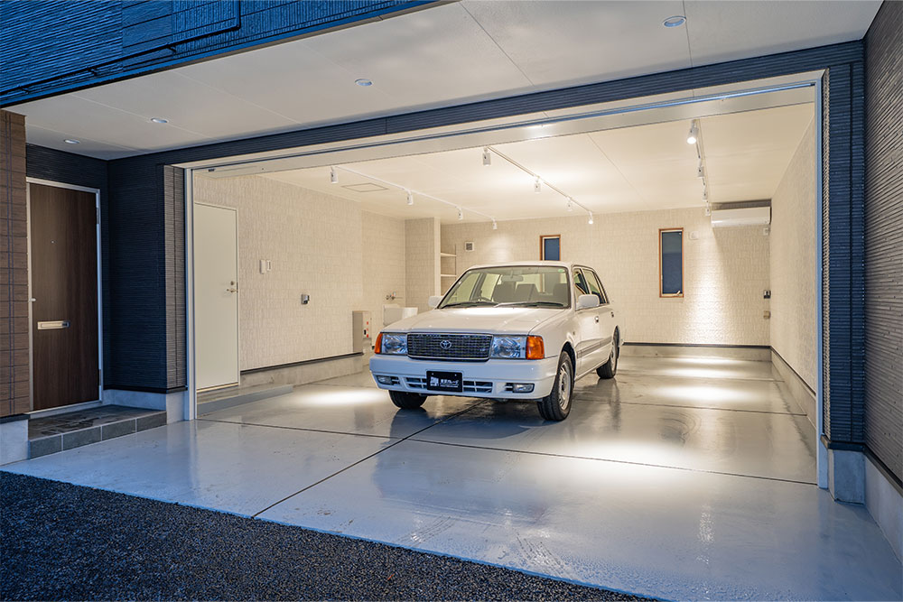 塗装床仕上げの並列2台ガレージ