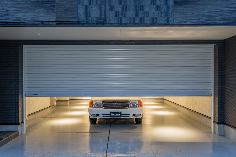 ガレージに駐車したトヨタ_コンフォート