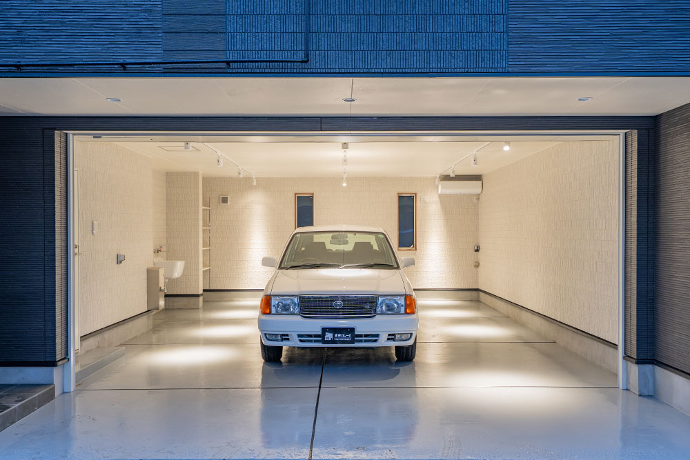ガレージに駐車したトヨタ_コンフォート