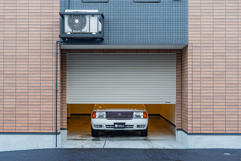 ガレージに駐車したトヨタ_コンフォート