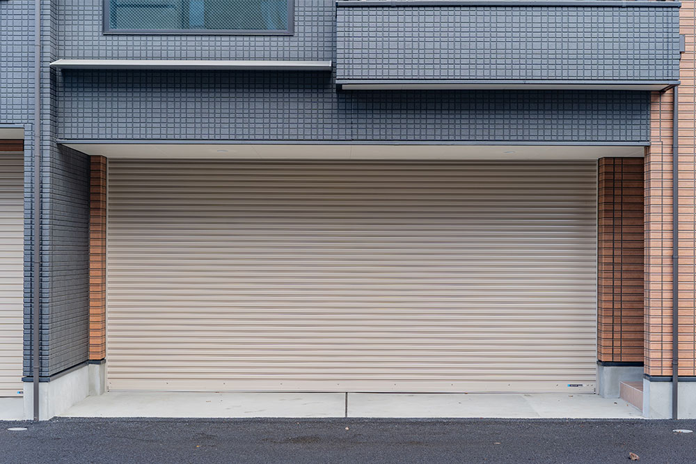 C号室のガレージ正面