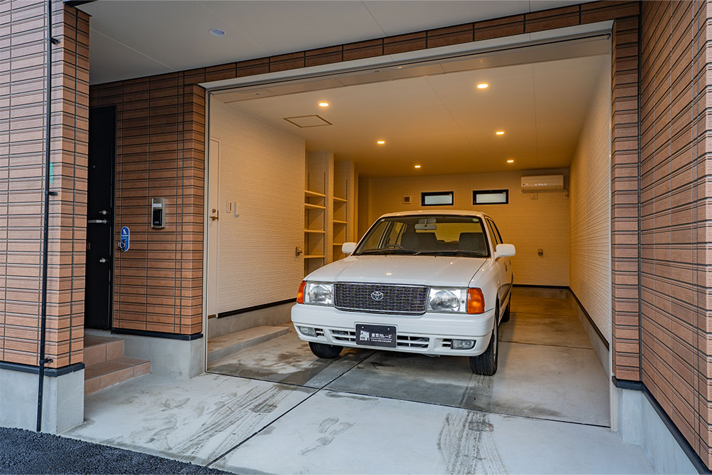 ガレージに駐車したトヨタ_コンフォート