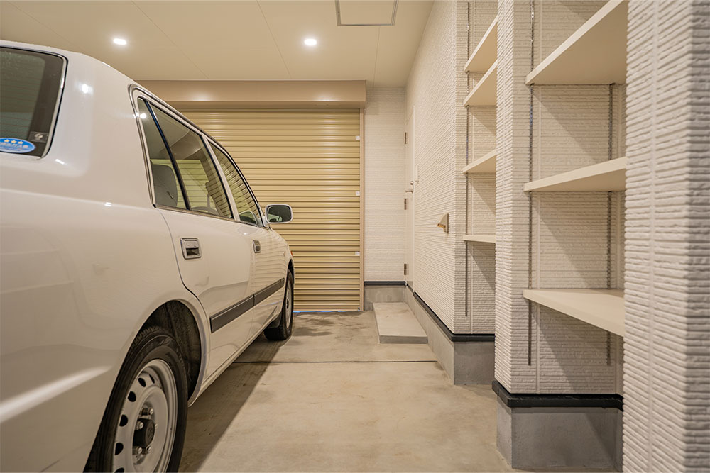 ガレージに駐車したトヨタ_コンフォート