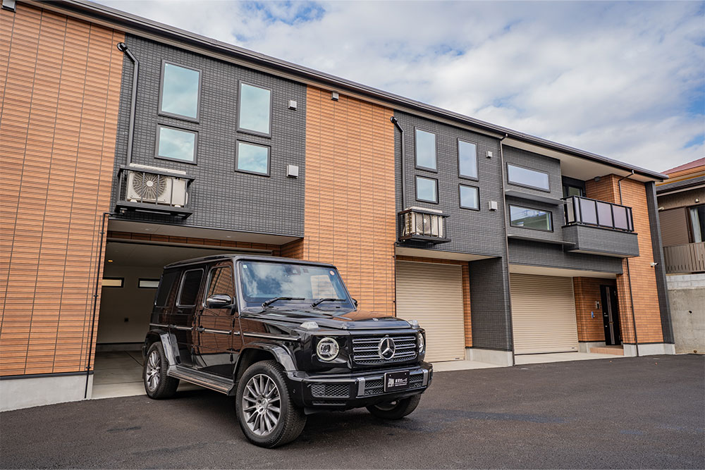 神奈川県藤沢市天神町2丁目の賃貸ガレージハウス「パインズガレージ」とメルセデスベンツ_G400d