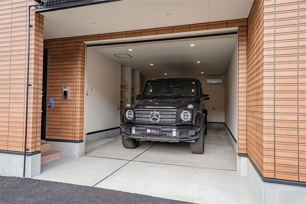 ガレージに駐車したメルセデスベンツ_G400d