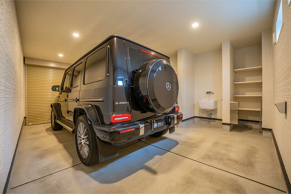 ガレージに駐車したメルセデスベンツ_G400d