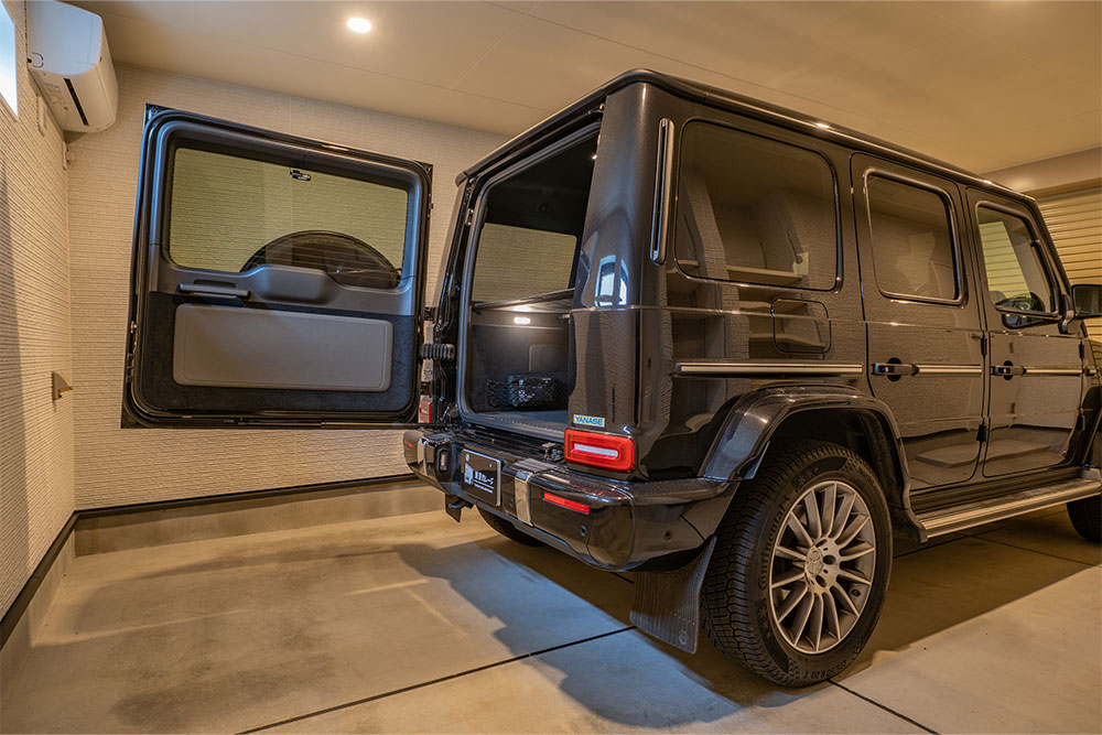 ガレージでリアハッチを開けたメルセデスベンツ_G400d