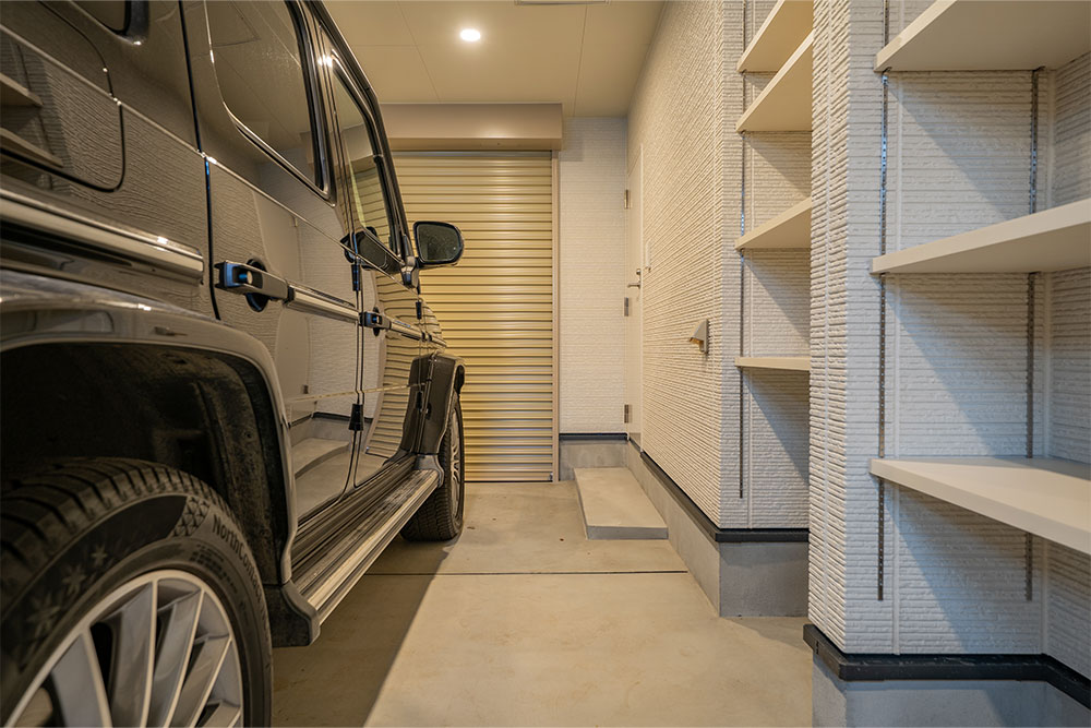 ガレージに駐車したメルセデスベンツ_G400d