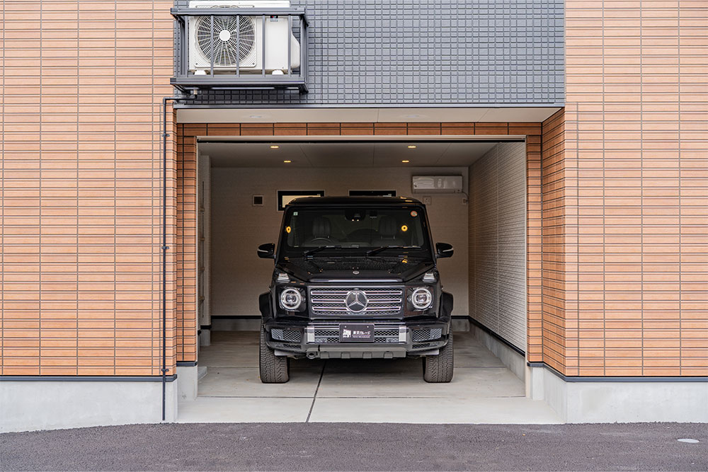 ガレージに駐車したメルセデスベンツ_G400d