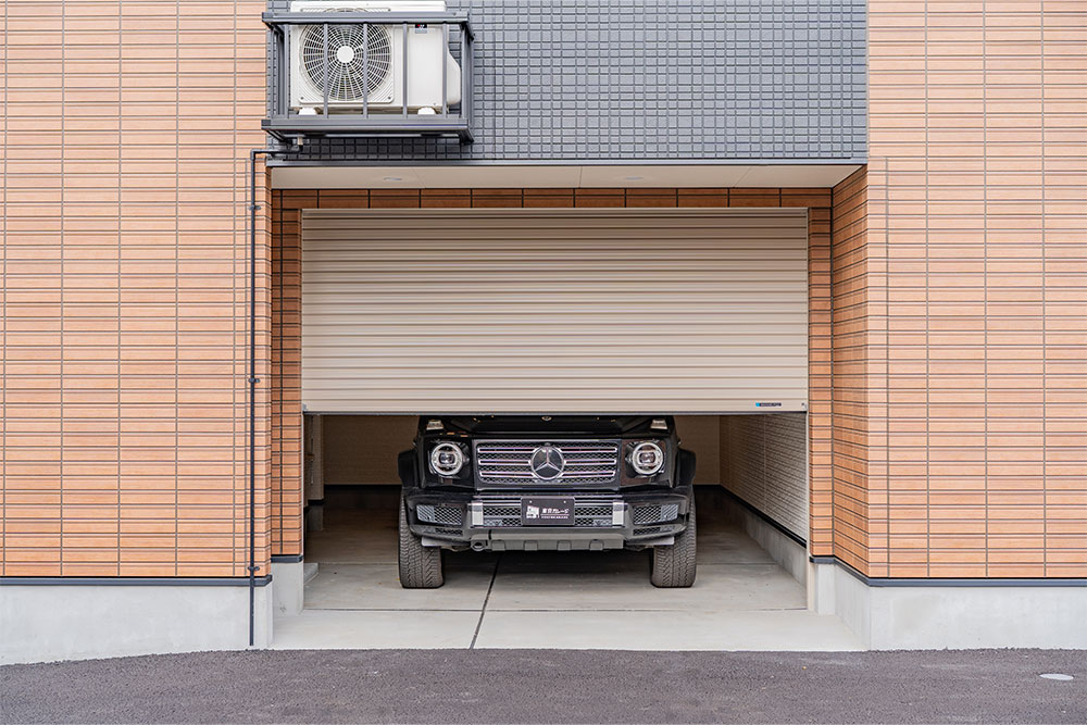 ガレージに駐車したメルセデスベンツ_G400d