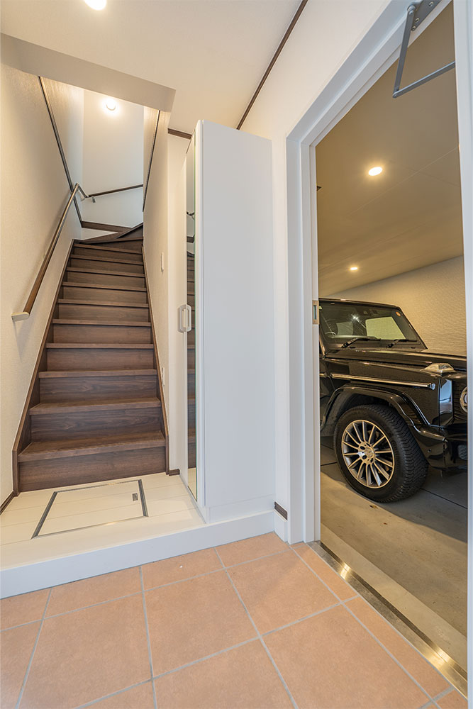 玄関から見たガレージ