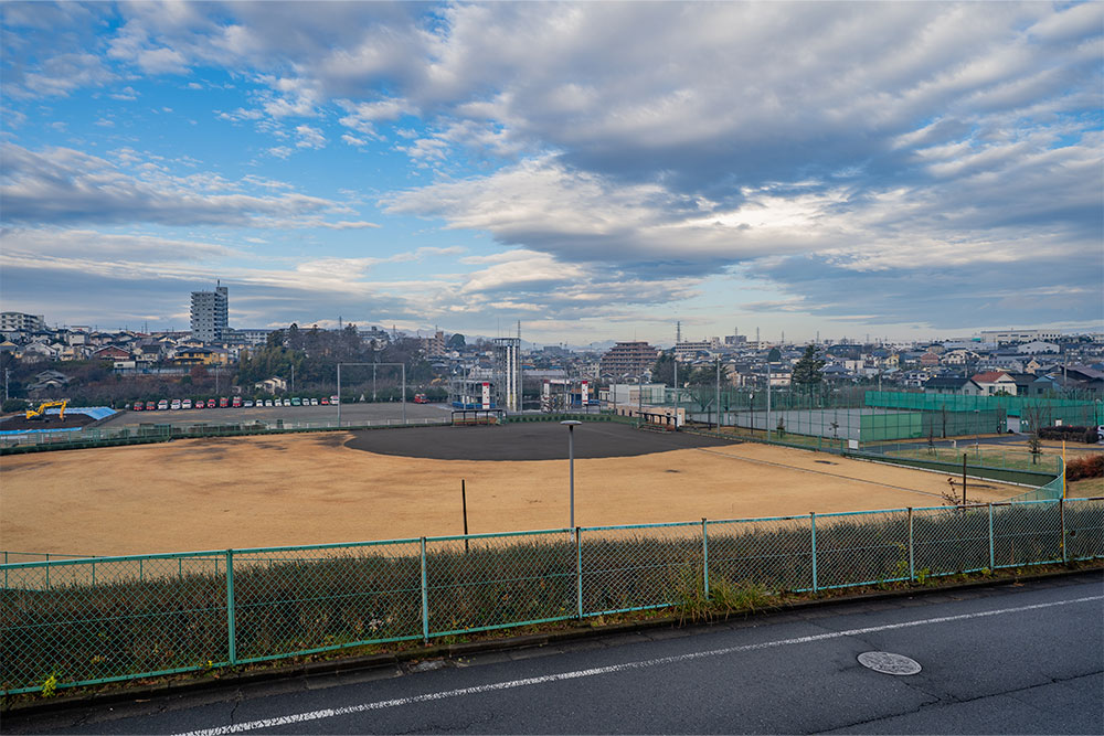 前面道路から見た天神スポーツ広場