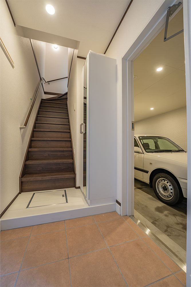 玄関から見たガレージ