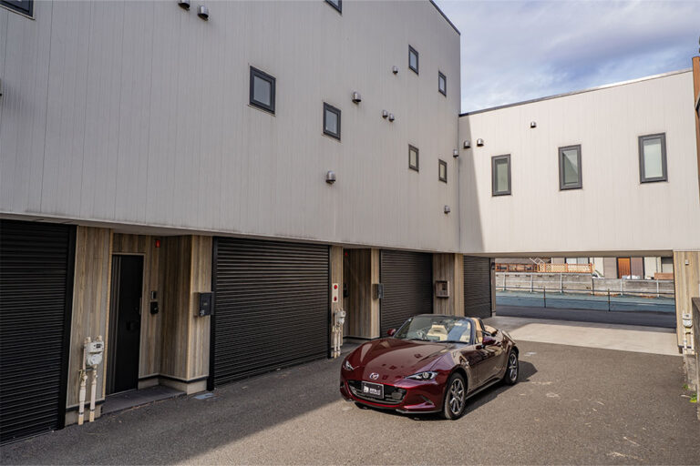 天井高2.8mの明るいガレージ＆階段ロフトの吹抜け居室｜八王子市