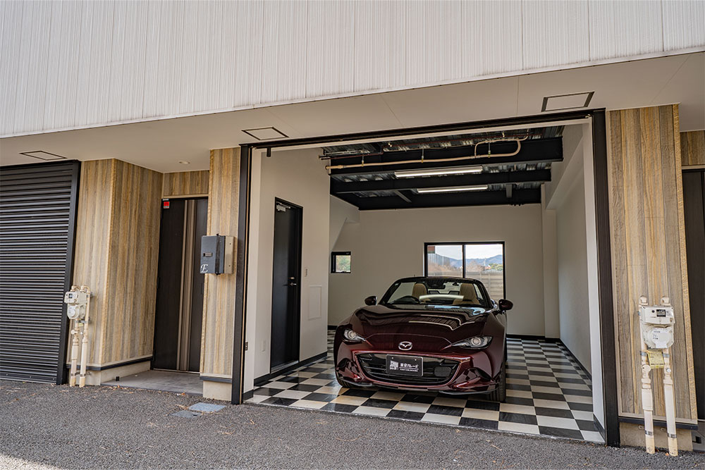 ガレージに駐車したNDロードスター