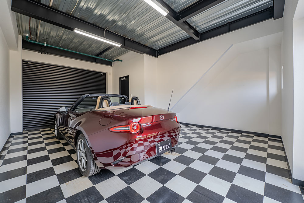 後方に向かって広がる形状のガレージ