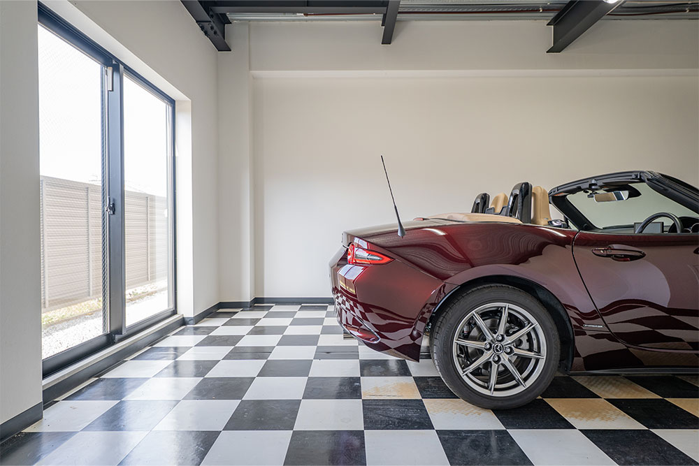 ガレージに駐車したNDロードスター