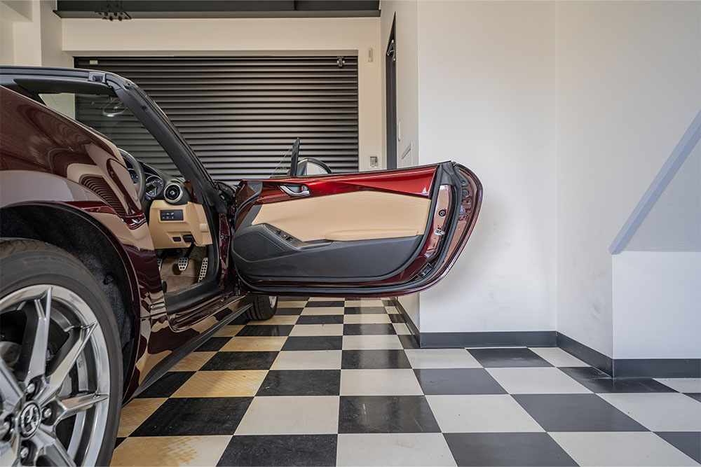 ガレージでドアを開けたNDロードスター