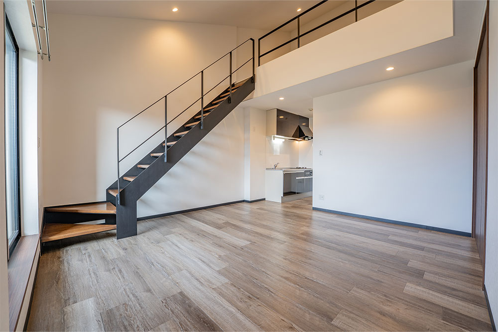 吹抜け天井とスタイリッシュなアイアン手すり