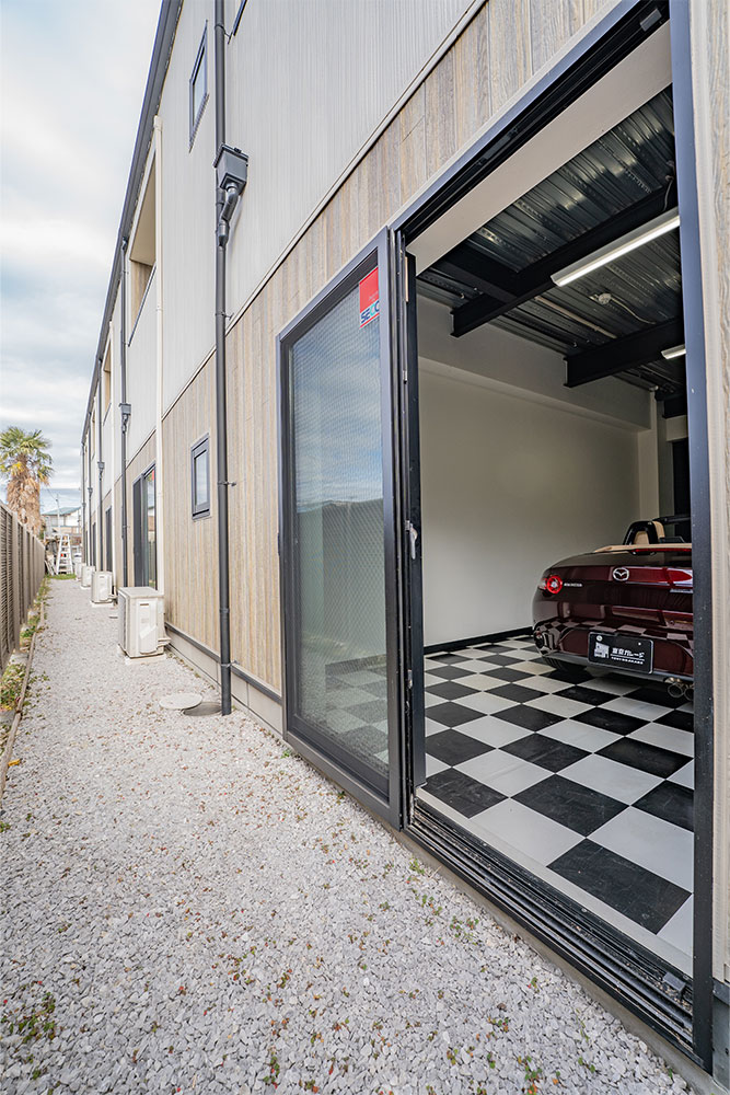 ガレージ背面の掃き出し窓