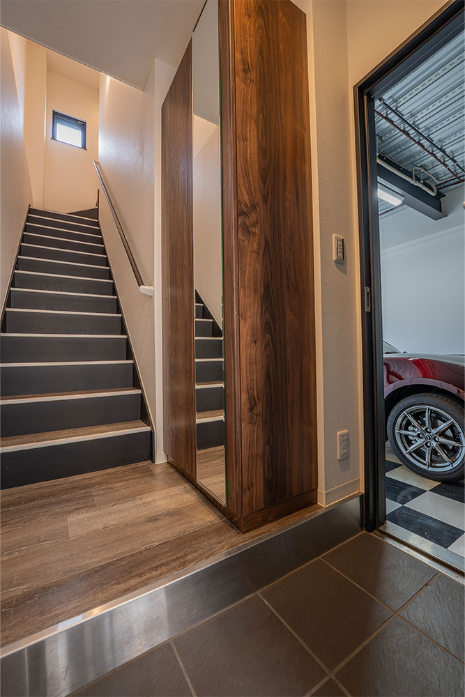 玄関から見たガレージ